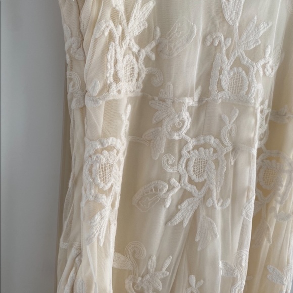 Lace dress - Picture 4 of 4